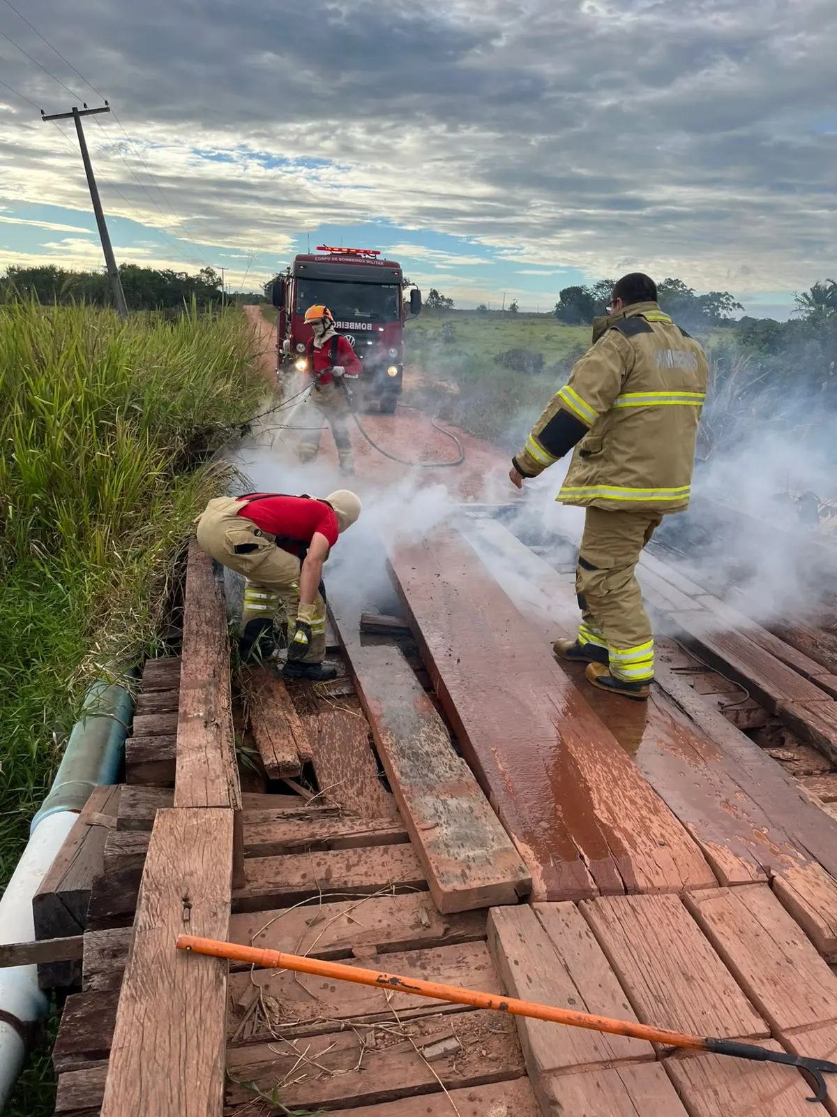 Caer faz reparos em adutora após incêndio comprometer abastecimento em Rorainópolis 1 Caer realiza manutencao em adutora apos incendio afetar abastecimento em Rorainopolis Ascom Caer 1.j