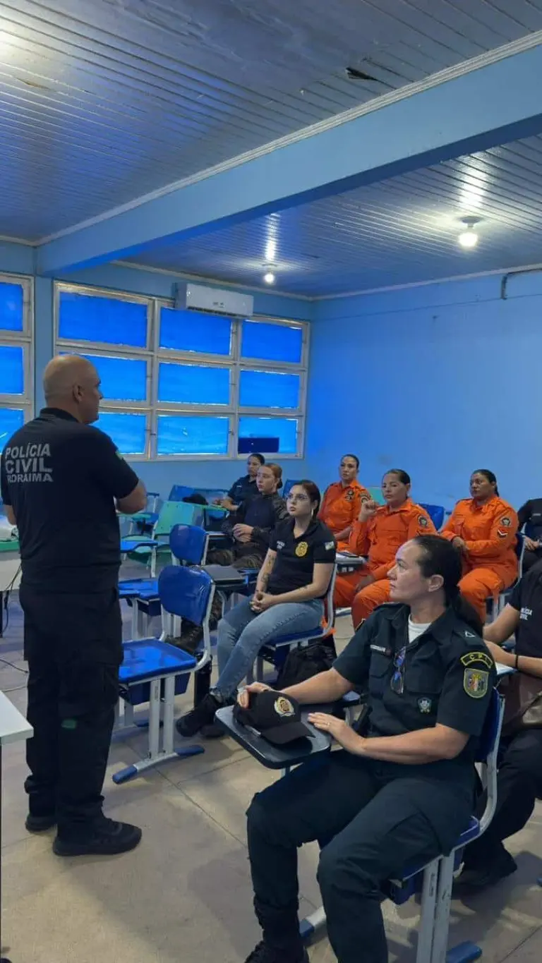 Policiais femininas de forcas de seguranca participam de treinamento em ambientes simulados Daniel H
