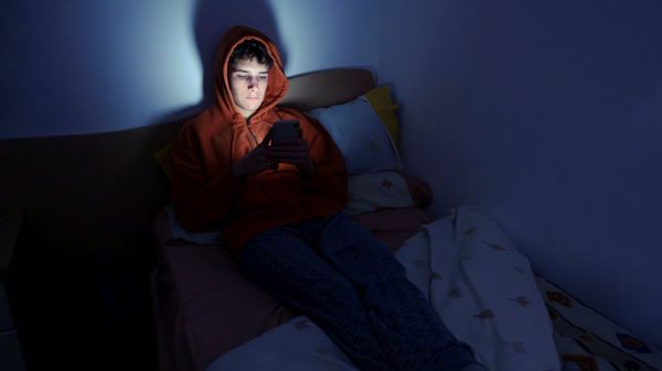 Deepfakes de conteúdo sexual em instituições de ensino: 600 vítimas em 28 países e casos confirmados no Brasil