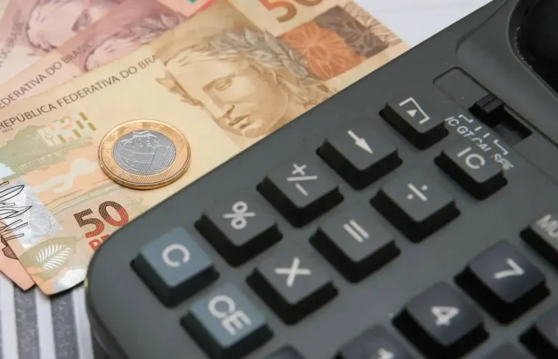 Brasil registra número recorde de famílias endividadas e aumento nas contas atrasadas, aponta pesquisa da CNC 1 wL7C1VbVDFV9XeTKU3pfE1zK.webp