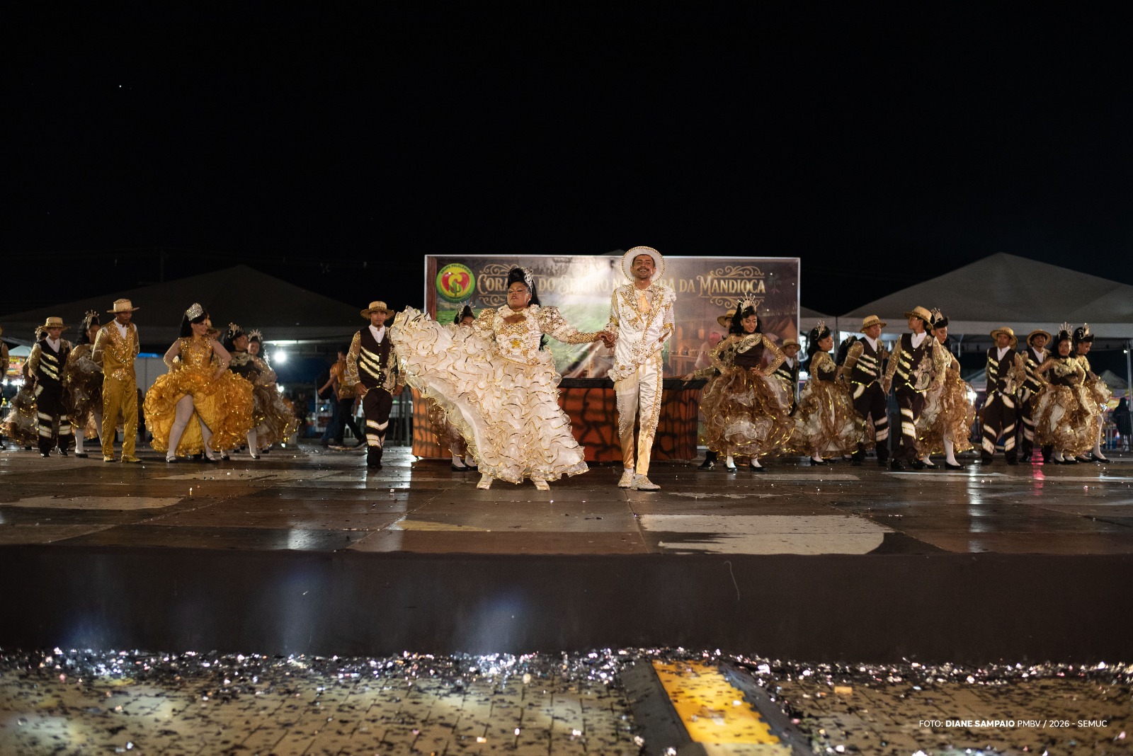 1780230639 319 Noite de quadrilhas celebra tradicao com danca e figurinos vibrantes