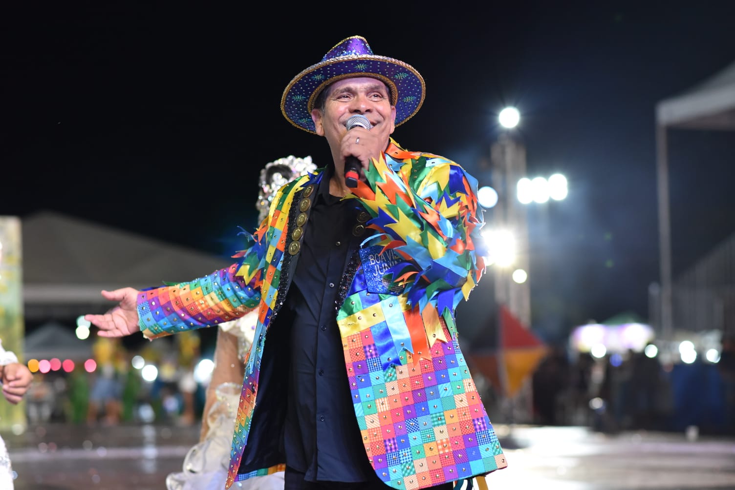 1780230639 764 Noite de quadrilhas celebra tradicao com danca e figurinos vibrantes