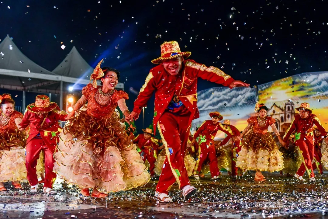 Noite de quadrilhas celebra tradição com dança e figurinos vibrantes 1 55304660305 32d8e283cc k