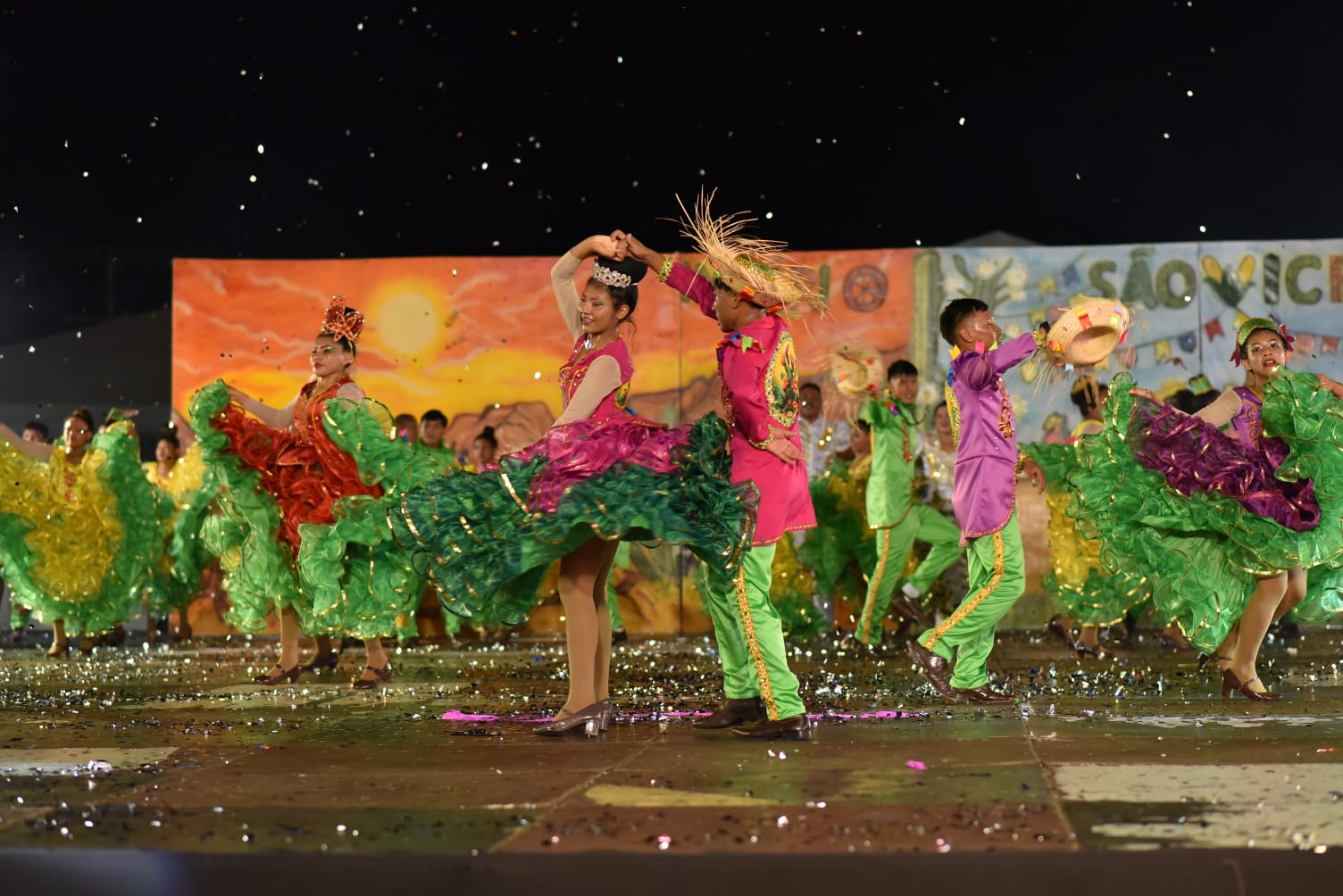 Noite de quadrilhas celebra tradicao com danca e figurinos vibrantes