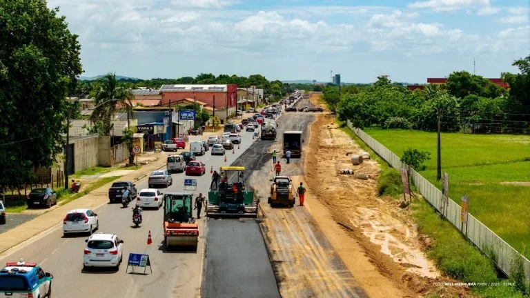 Asfalto começa em novo trecho da duplicação da Avenida Venezuela