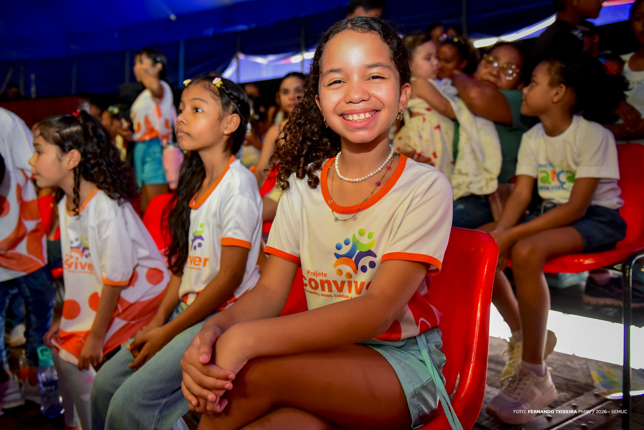 Magia do circo alegra criancas dos programas da prefeitura