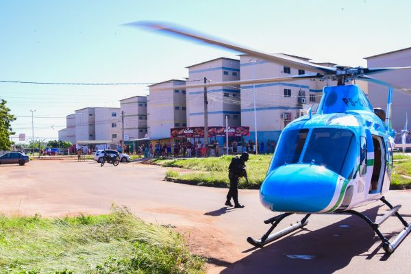 Helicóptero do governo durante a Operação Força Total no Vila Jardim, em Boa Vista
