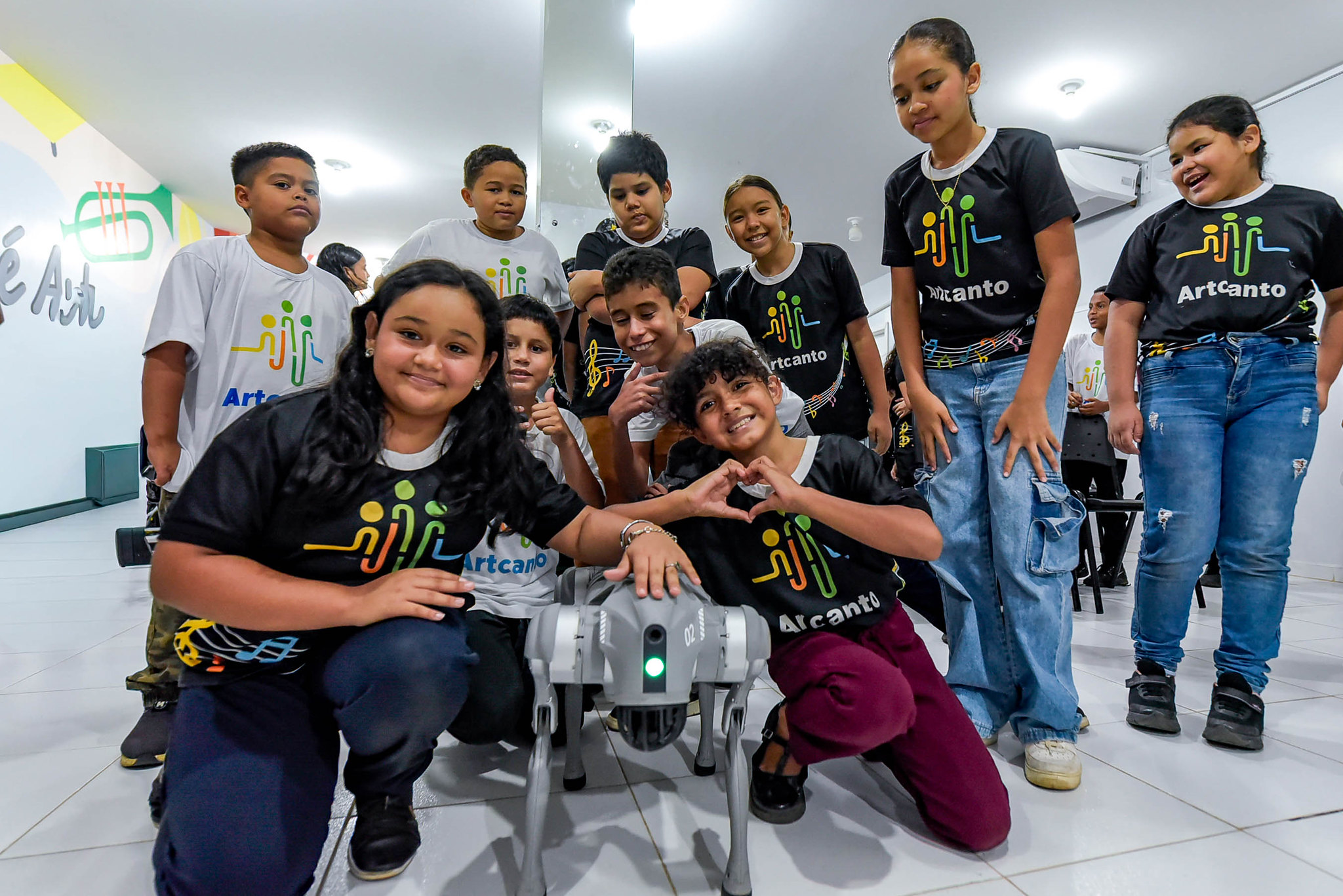 1786827756 21 Criancas do Coral ArtCanto conhecem robo e tecnologias agricolas