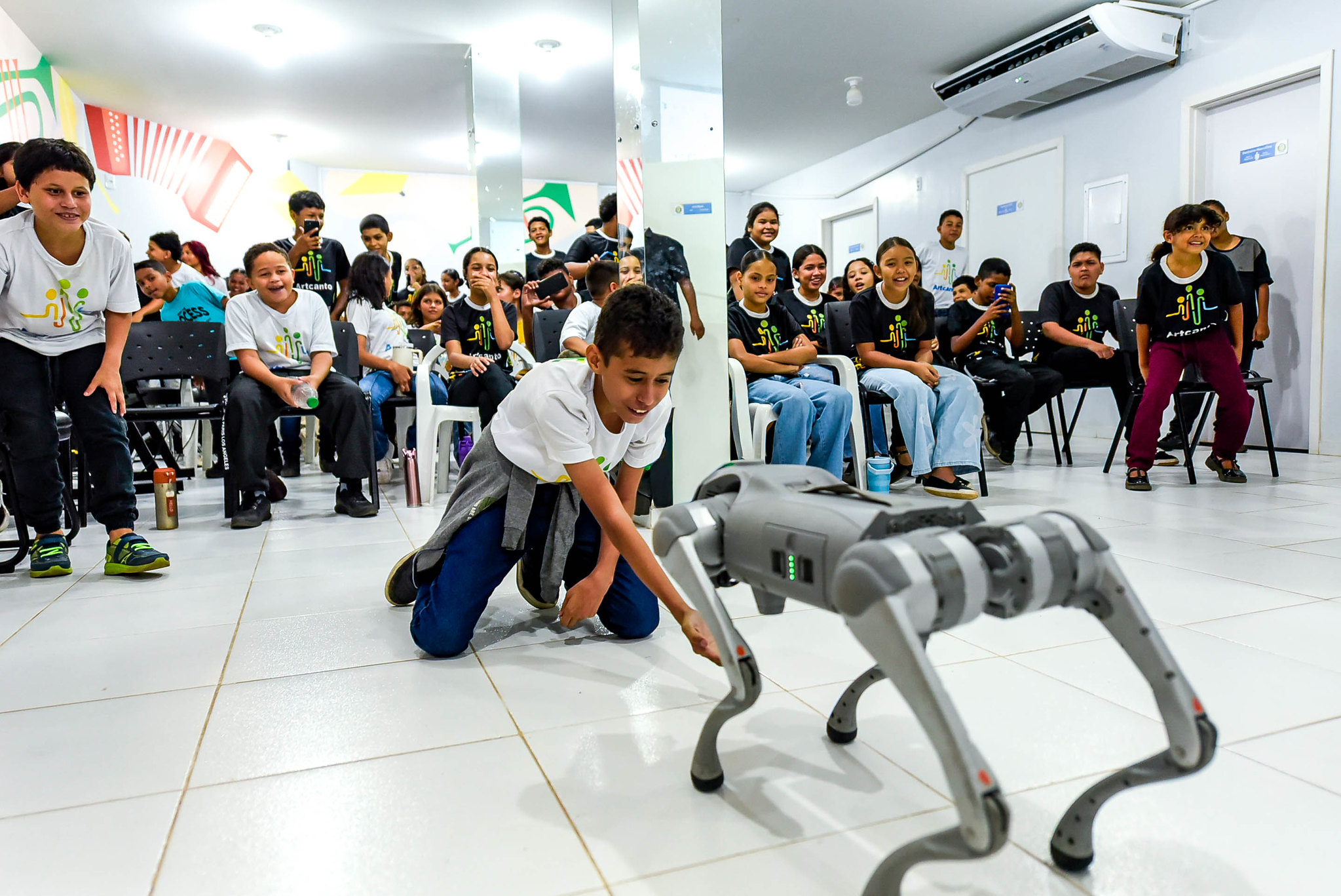 1786827756 919 Criancas do Coral ArtCanto conhecem robo e tecnologias agricolas