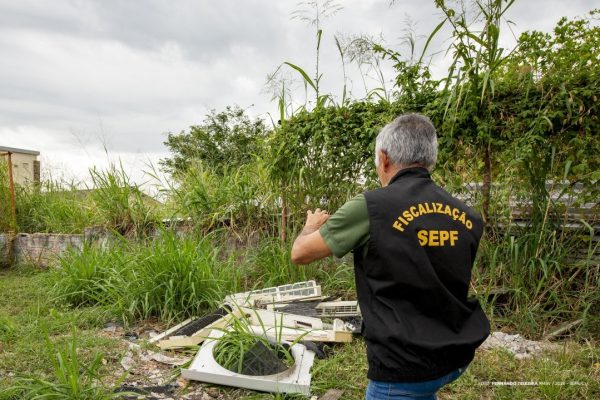 Prefeitura intensifica fiscalização de terrenos baldios para evitar incêndios 15 55476355576 56ef2bd198 k