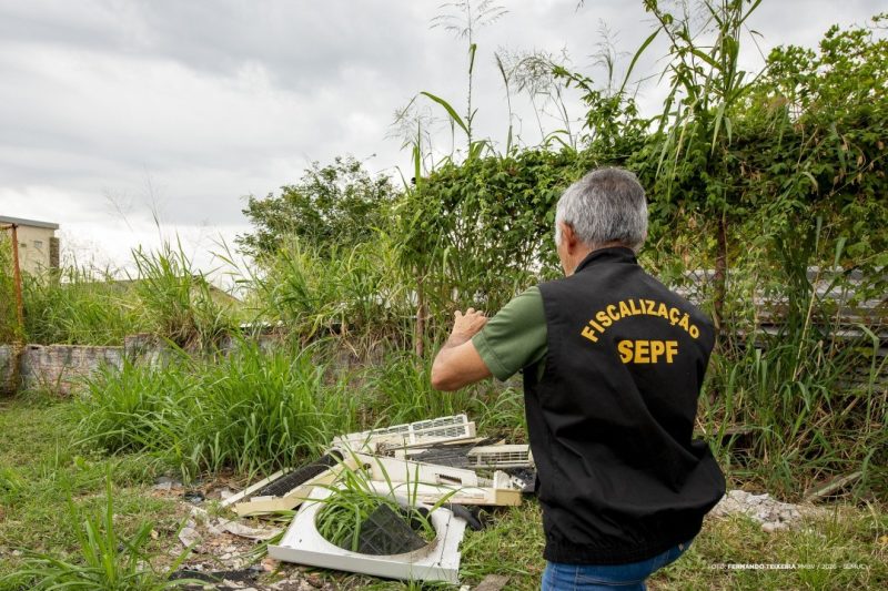 Prefeitura intensifica fiscalização de terrenos baldios para evitar incêndios 1 55476355576 56ef2bd198 k